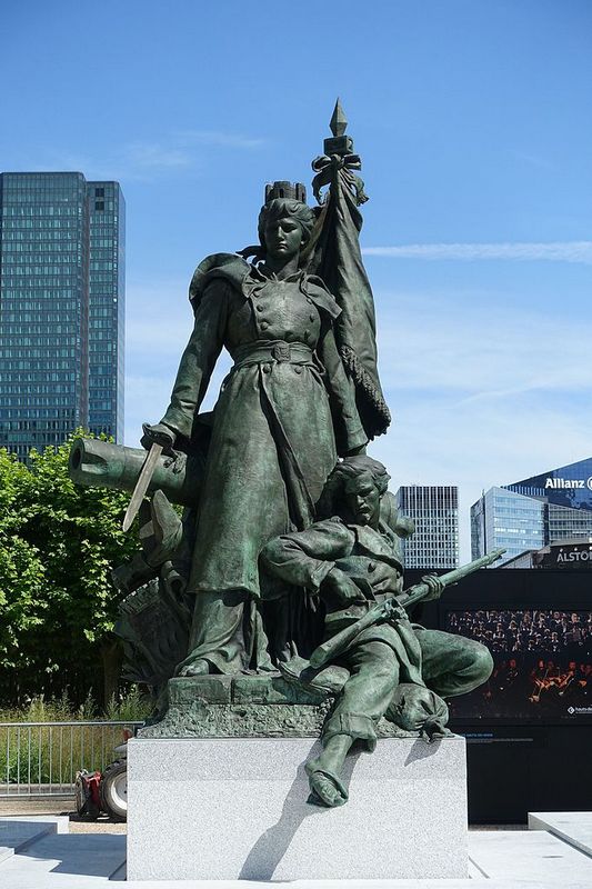 statue la defense paris